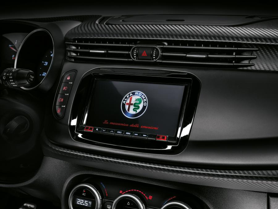 Детали интерьера Alfa Romeo Giulietta Sport (940) 2017 года  (фото 6 из 10)